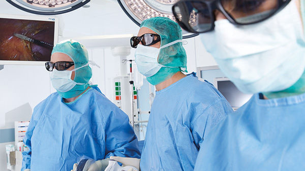 Chirurgen in de OK met EinsteinVision® 3D-camerasysteem