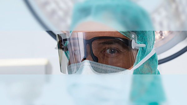 Chirurg in de OK draagt een 3D-bril met anticondensfunctie