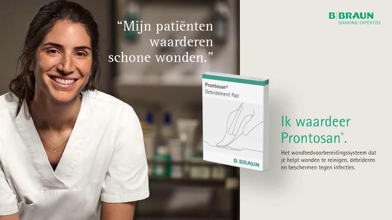 vrolijke wondverpleegkundige die waardeerd dat prontosan debridement pad zorgt voor schone wonden