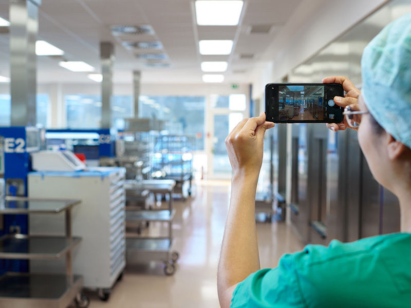 Medewerker scant de CSSD-afdeling met een 360°-camera op zijn mobiele apparaat