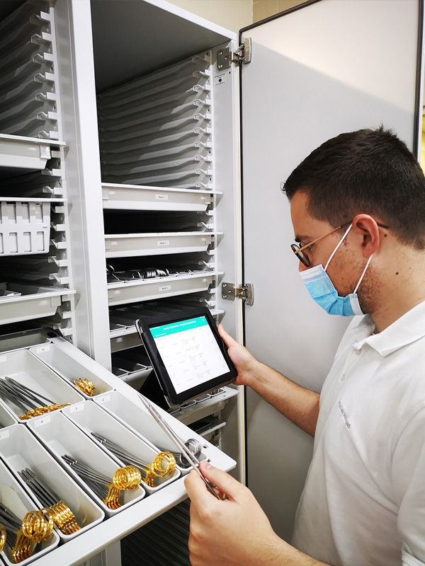 Alex Fernandez inspecteert de chirurgische instrumenten met de BSM-app op zijn tablet