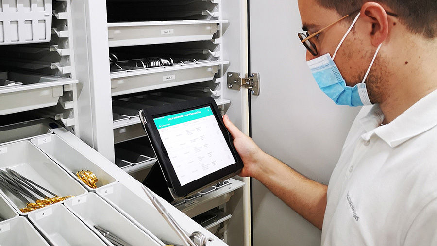 Alex Fernandez voor een operatie-instrumentenwagen met de BSM-app op zijn tablet