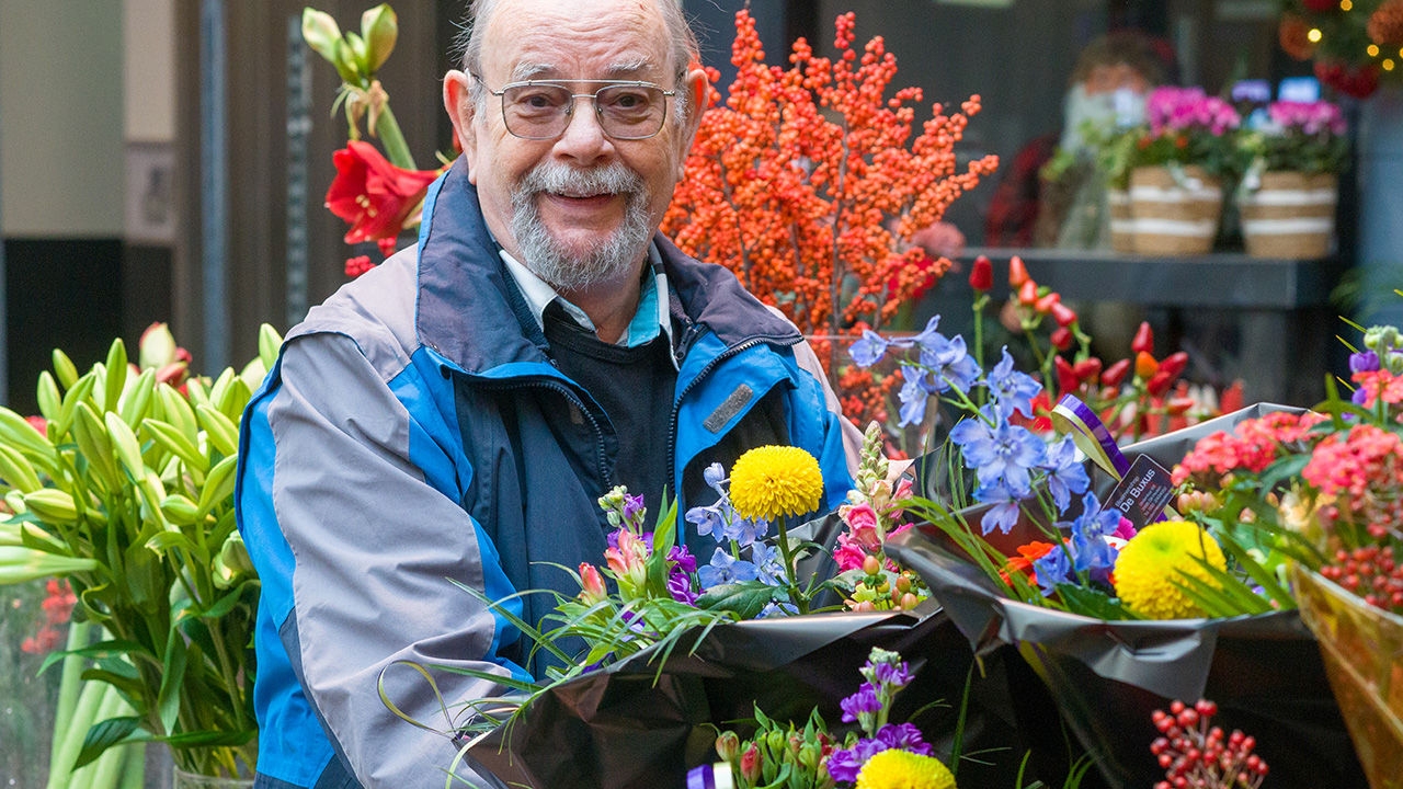 stomadrager Ferry Foppen in bloemenwinkel