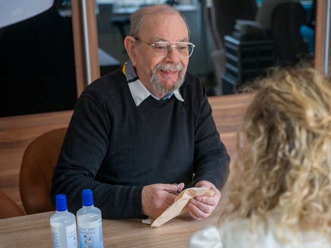 stomadragen knipt stomazakje op maat