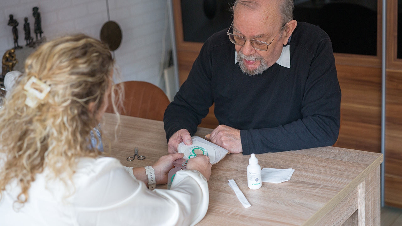 B. Braun stomaverpleegkundige geeft thuis advies bij patiënt
