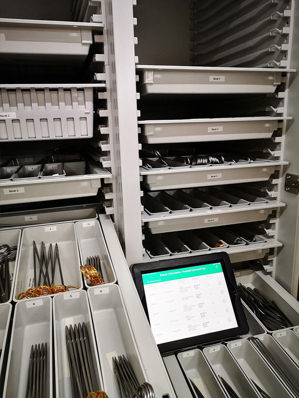 Operatie-instrumententrolley met de BSM-app op een tablet