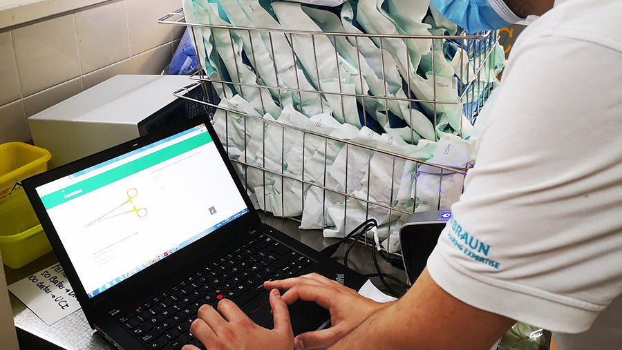 CSSD-medewerker voor zijn laptop met de BSM-app