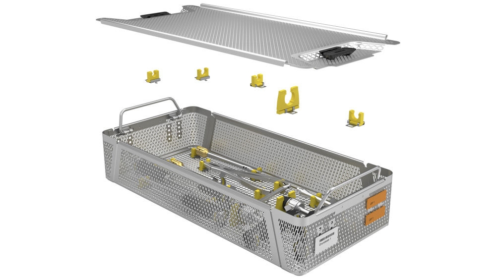 Open metalen gaassterilisatiecontainer met afneembaar deksel, met gele plastic clips en chirurgische instrumenten; extra clips zoals hierboven weergegeven om bevestigingsopties voor een veilige organisatie van medische instrumenten te demonstreren.