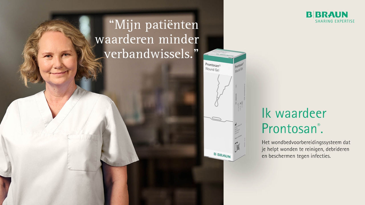 wondverpleegkundige die trots kijkt omdat prontosan wondgel haar patienten helpen te genezen