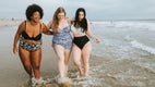 Drie jonge dames op het strand, voeten in het water: Ik breng graag tijd door met mijn vrienden op het strand.