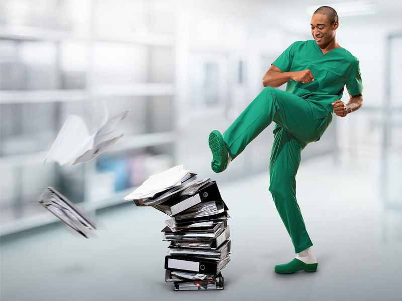 Mannelijke CSA-medewerker schopt zijn telbladen weg