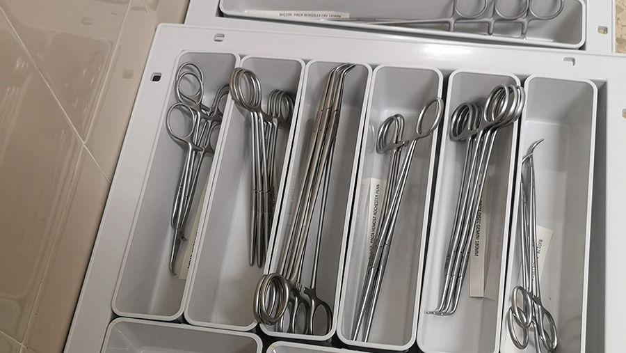 Chirurgische instrumenten in de CSA