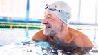 Oudere man in zwembad: Ik ben trots op mezelf dat ik deze stap heb gezet. Zwemmen is zo'n geweldig gevoel en mogelijk met een stoma.