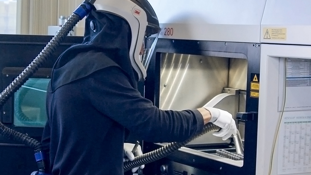 man in werkoutfit aan de slag met lasesintertechnologie