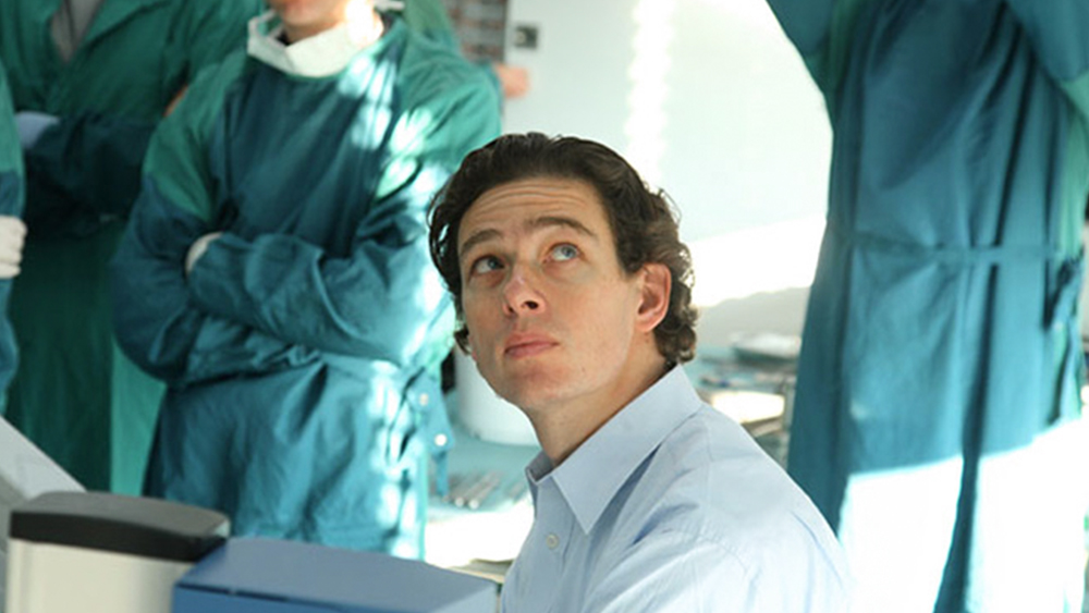 Prof. Vajkoczy tijdens een praktische workshop met andere deelnemers