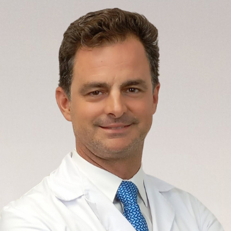 Portret van professor Javier López Monclús in een doktersjas die zelfverzekerd in de camera glimlacht