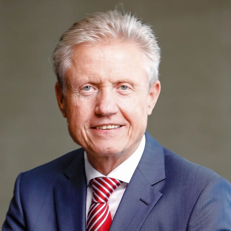 Portret van professor René Fortelny in zakelijke kleding die zelfverzekerd in de camera kijkt