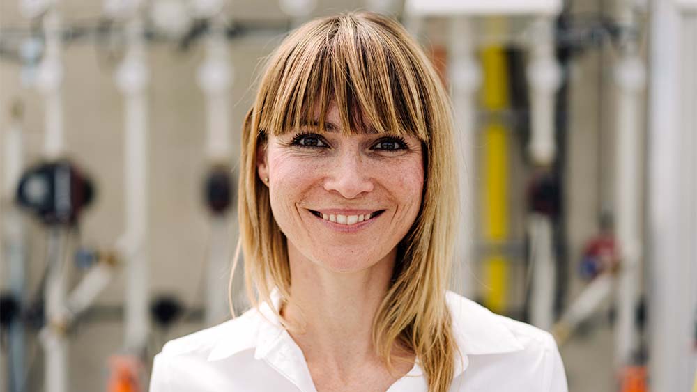 mevrouw in technologiebedrijf