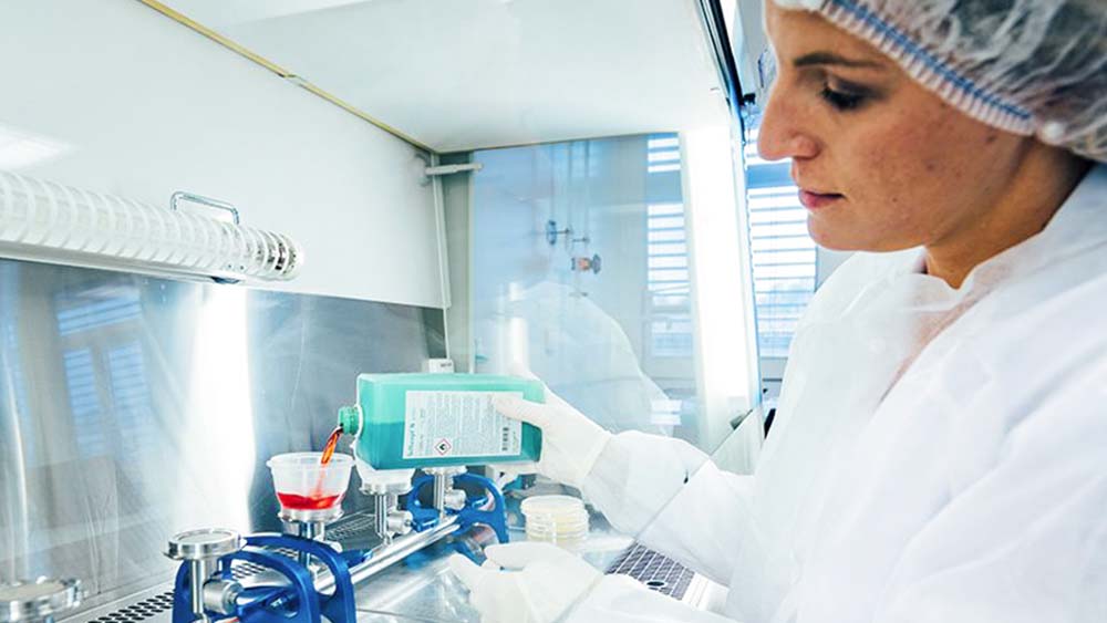 Een laboratoriummedewerker vult een medisch apparaat met desinfectiemiddel van B. Braun. 