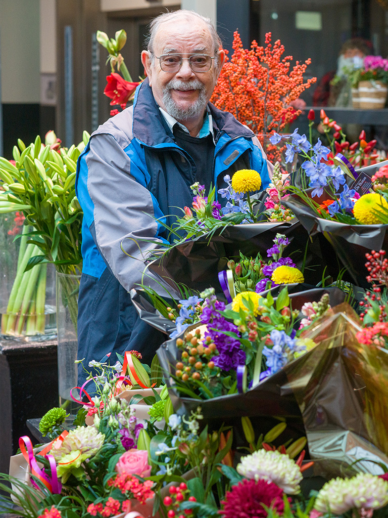 stomadrager Ferry Foppen in bloemenwinkel