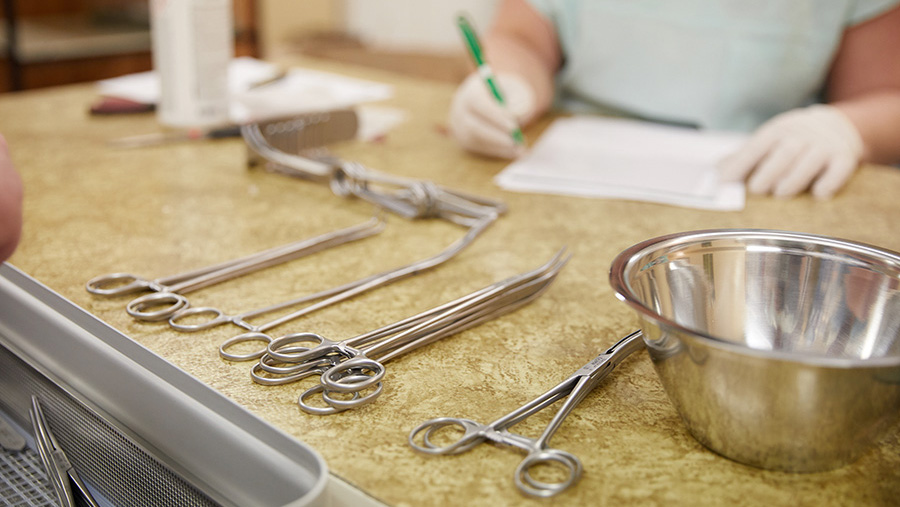 CSA-medewerker beheert chirurgische instrumenten